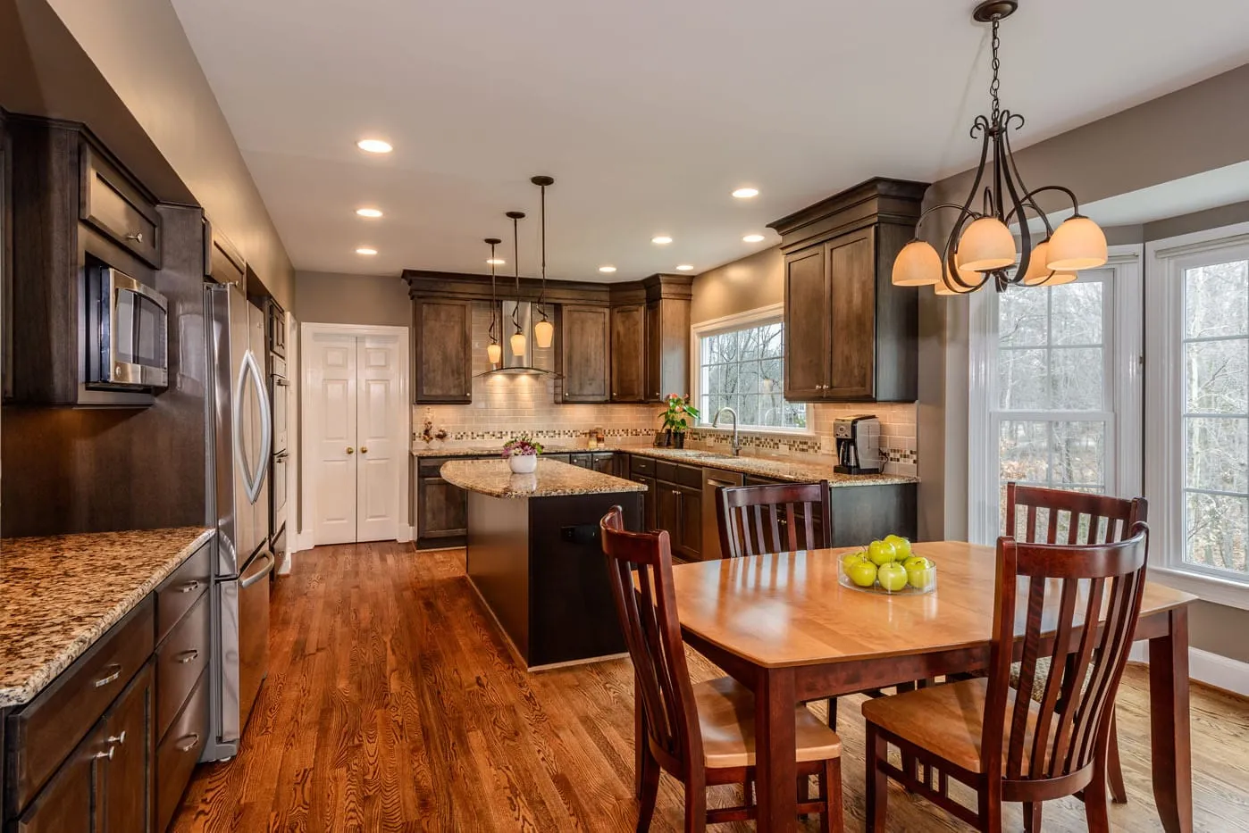  eat in kitchen 